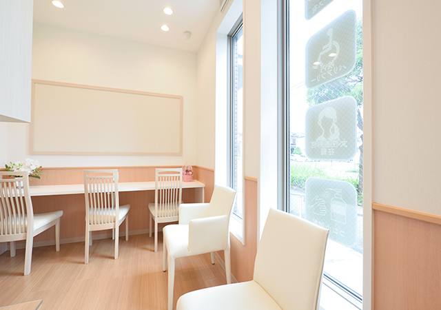 しらこばと歯科受付・待合室